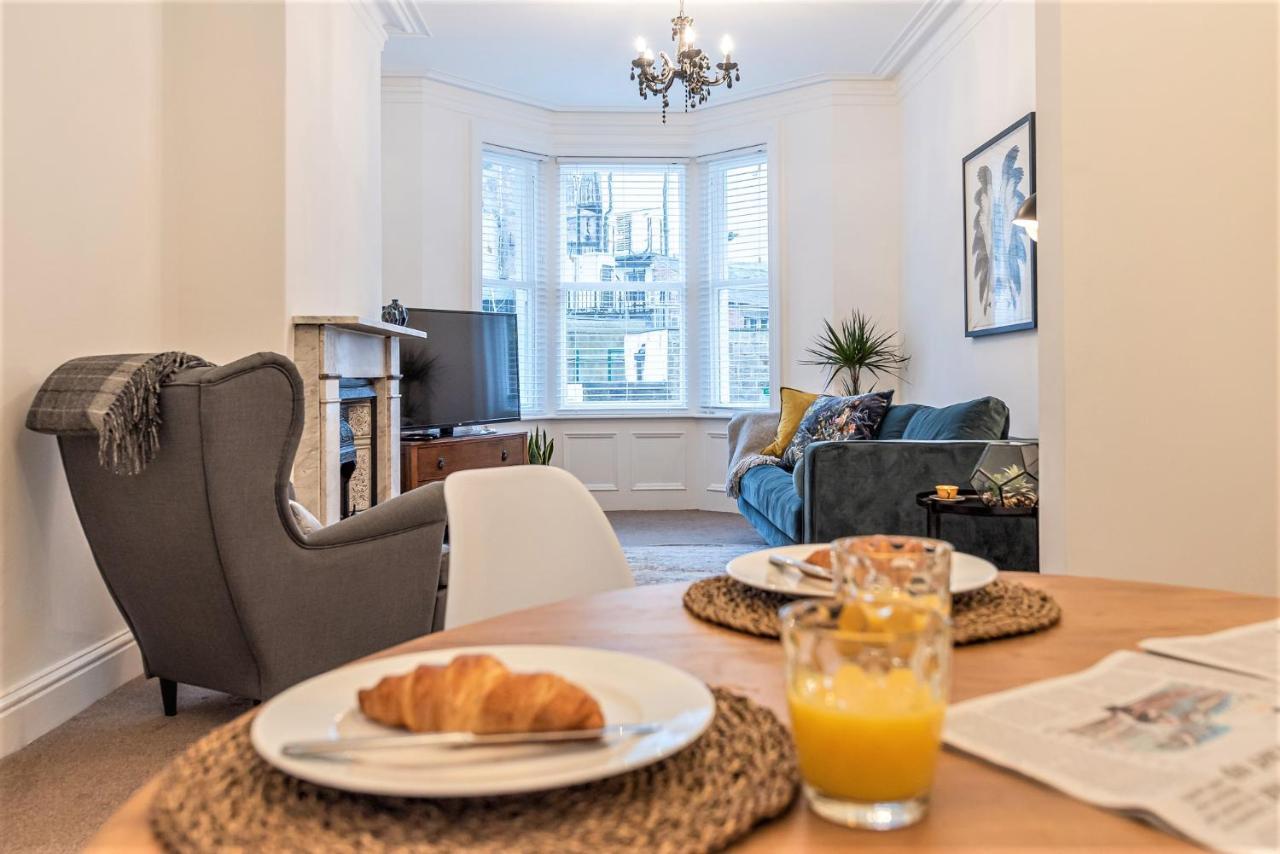 Perfectly Located 4 Storey Townhouse With 2 Parking Spaces In Central Гаррогейт Екстер'єр фото