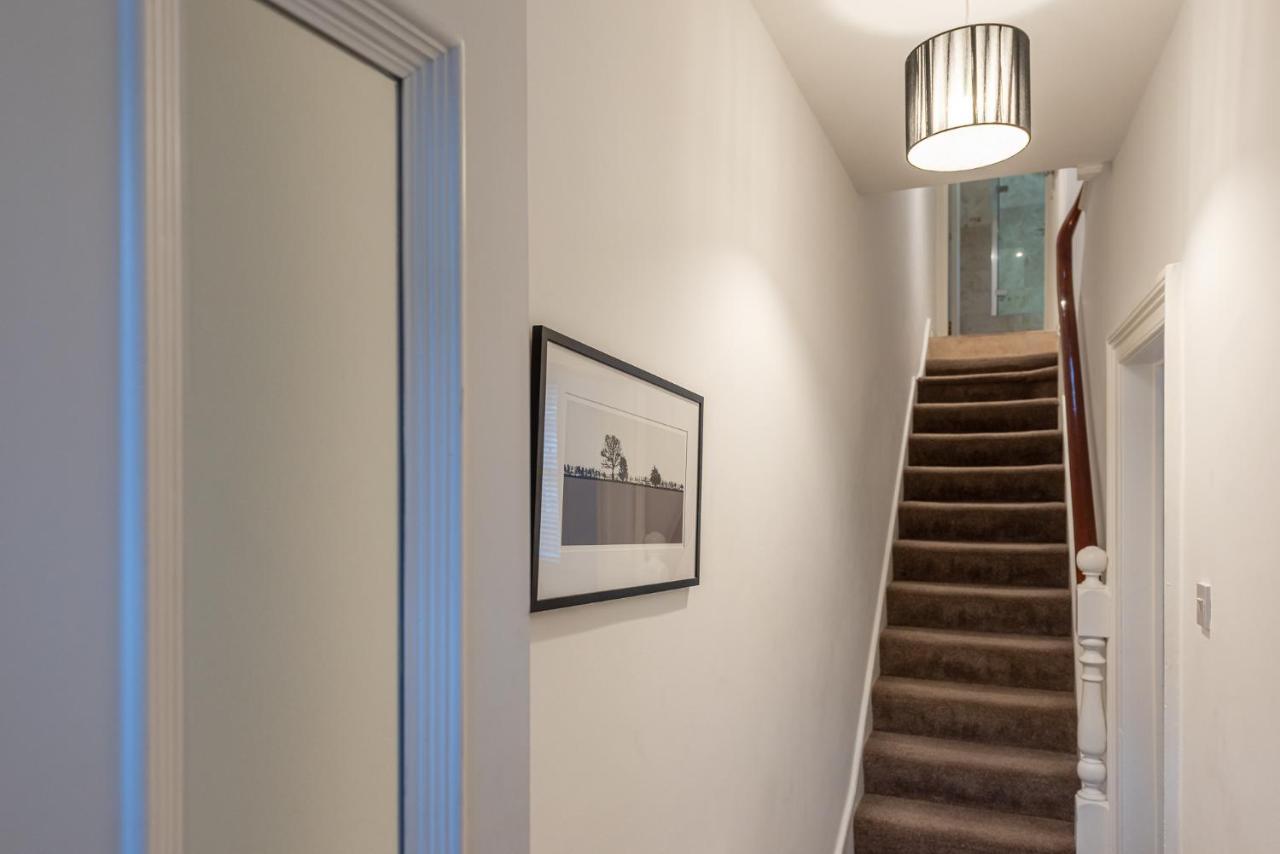 Perfectly Located 4 Storey Townhouse With 2 Parking Spaces In Central Гаррогейт Екстер'єр фото