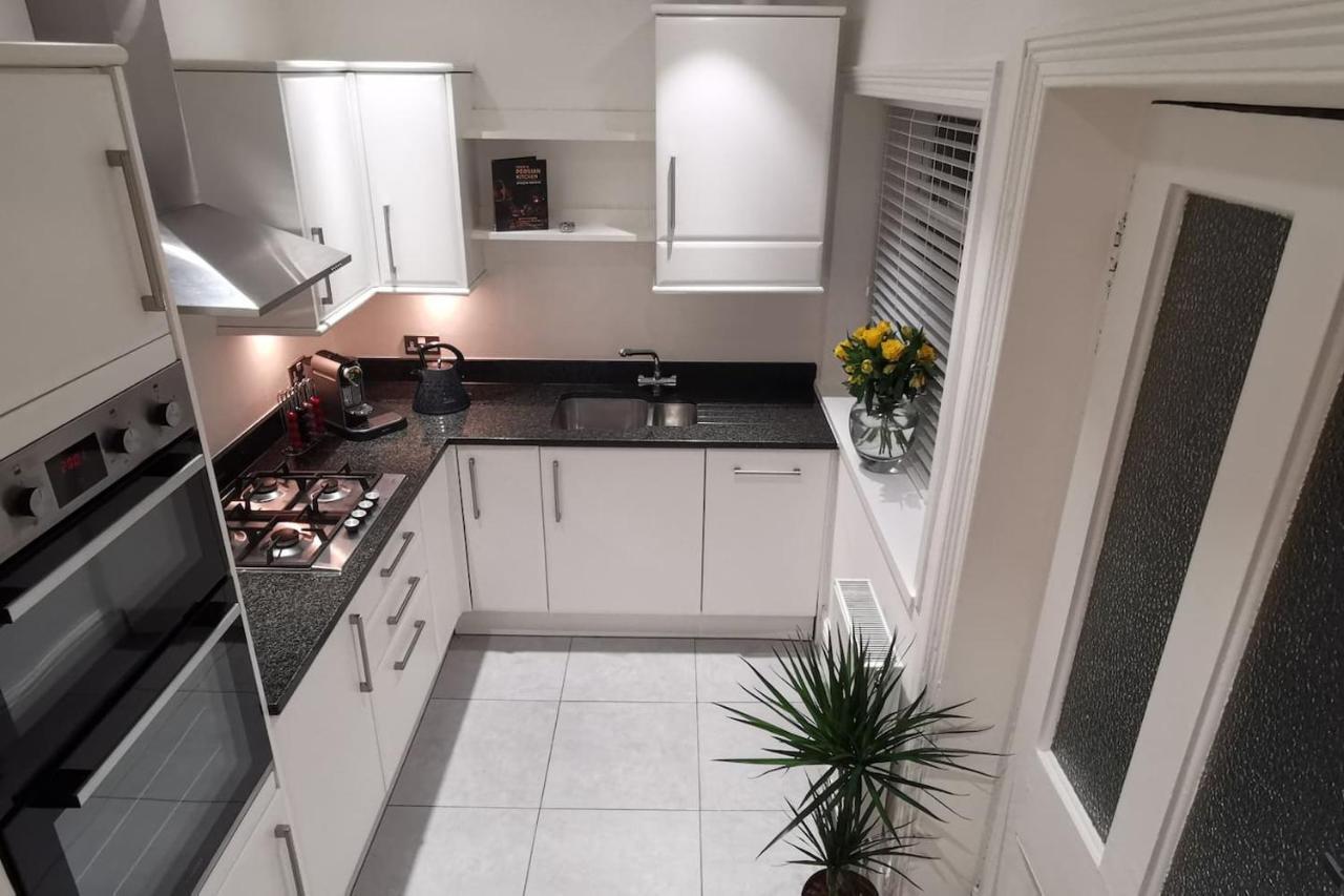 Perfectly Located 4 Storey Townhouse With 2 Parking Spaces In Central Гаррогейт Екстер'єр фото