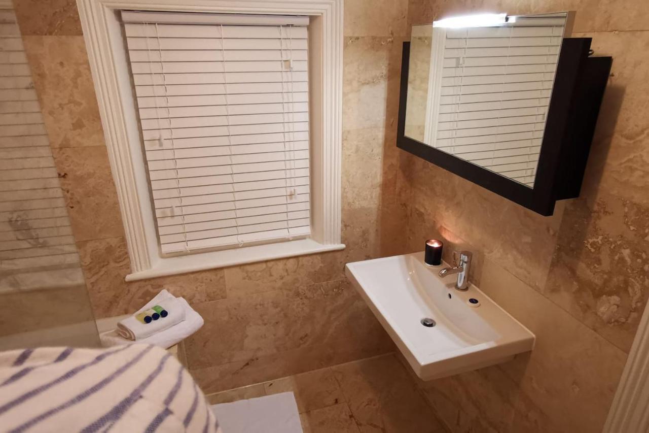 Perfectly Located 4 Storey Townhouse With 2 Parking Spaces In Central Гаррогейт Екстер'єр фото