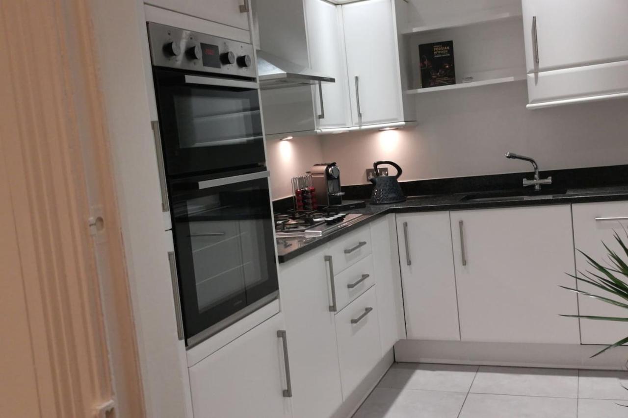 Perfectly Located 4 Storey Townhouse With 2 Parking Spaces In Central Гаррогейт Екстер'єр фото